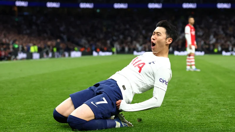 Fotografija: Takole je Son Heung-min proslavil doseženi gol. FOTO: David Klein/Reuters