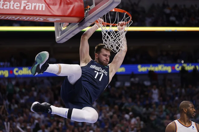Luka Dončić in Dallas sta pred domačimi navijači uprizorila šov in dvoboj drugega kola končnice proti najboljšemu moštvu prvega dela tekmovanja v ligi NBA Phoenixu zapeljala do sedme tekme. FOTO: Ron Jenkins/AFP
