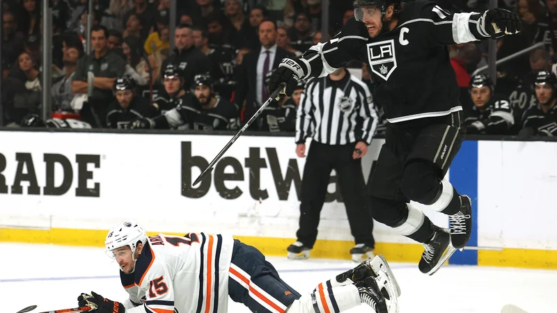 Fotografija: Anže Kopitar in drugi hokejisti Los Angelesa bodo v sedmi tekmi v Edmontonu iskali priložnost za napredovanje v polfinale končnice NHL vzhodne konference. Pred svojimi navijači so zapravili prvi zaključni plošček. FOTO: Harry How/AFP