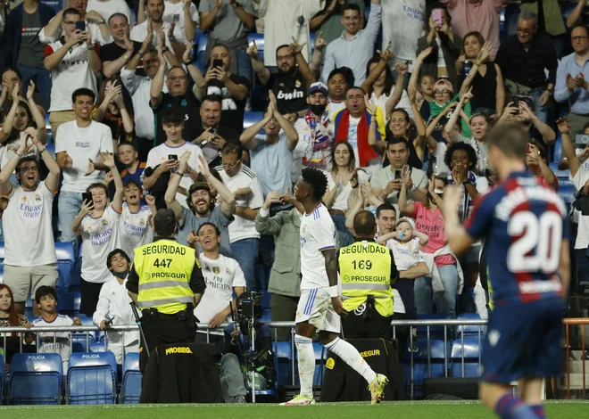 Real Madrid je v odlični formi pred zadniim dejanjem sezone, finalom lige prvakov. V španskem prvenstvu je Levanteju nasul šest golov, Vinicius ml. (na fotografiji) je zabil trojček, Luka Modrić je trikrat podal, Karim Benzema pa je na večni klubski lestvici strelcev ujel Raula Gonzaleza. FOTO: Susana Vera/Reuters