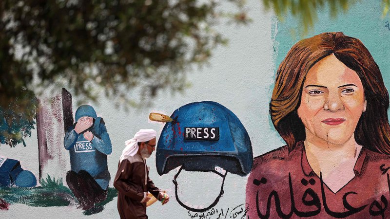 Fotografija: Mural ubite palestinske novinarke Širin Abu Akleh v Gazi

Foto Mohammed Abed/AFP
