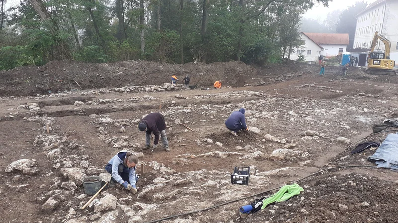 Fotografija: Arheologi med izkopavanjem objektov iz starejše železne dobe na Pungrtu. FOTO: ZVKDS