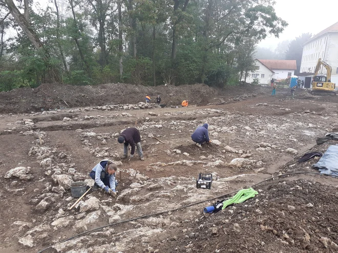 Arheologi med izkopavanjem objektov iz starejše železne dobe na Pungrtu. FOTO:&nbsp;ZVKDS
