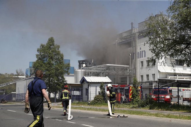 Požar je zajel kemično tovarno Melamin v Kočevju. FOTO: Leon Vidic/Delo

