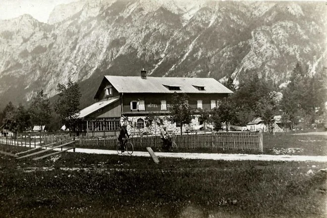 Novi hotel Zlatorog, zgrajen leta 1908 (razglednico hrani Gorenjski muzej)
