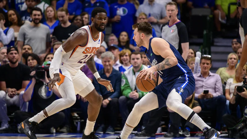 Fotografija: Luka Dončić je brez težav opravil tudi z Deandrejem Aytonom (levo). FOTO: Jerome Miron/USA Today Sports