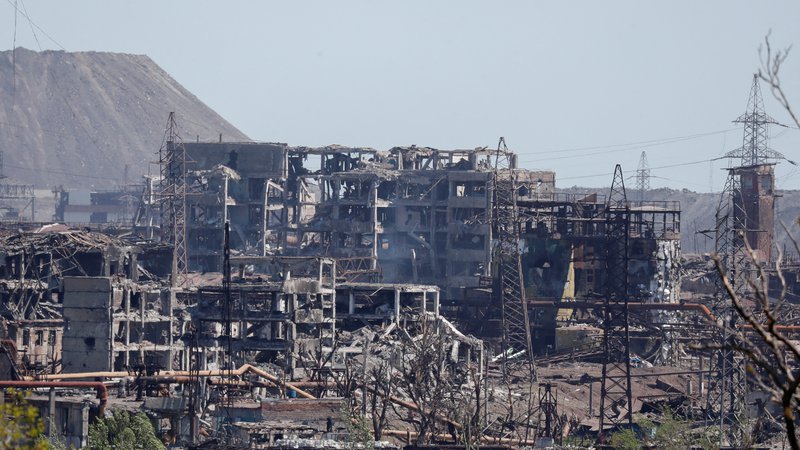 Fotografija: Povsem uničena jeklarna Azovstal. FOTO: Aleksander Jermočenko/Reuters
