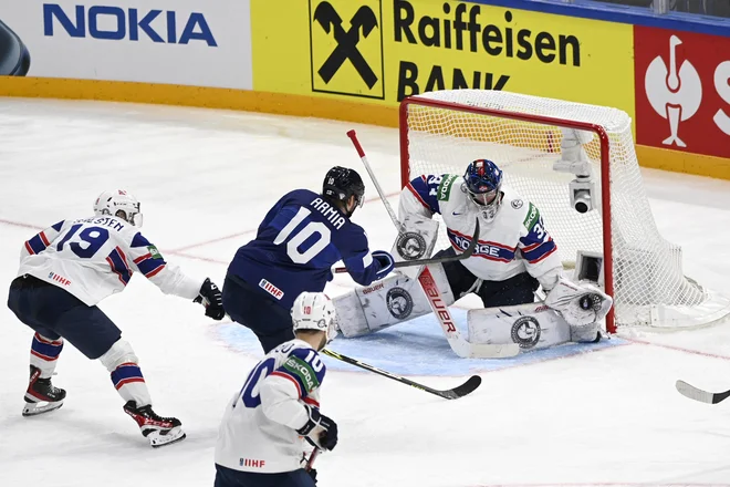 Finci (na fotografiji v modrem dresu najboljši igralec tekme Joel Armia) so brez večjih težav odpravili Norvežane. FOTO: Emmi Korhonen/AFP
