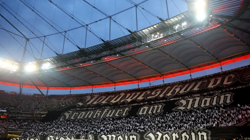 Fotografija: Navijači Eintrachta bodo zasedli štadion Deutsche Bank Park, četudi na njem ne bo tekme. FOTO: Kai Pfaffenbach/Reuters