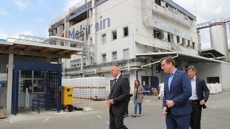 Fotografija: Že dan po nesreči je na kraj največje industrijske nesreče pri nas prišel minister za gospodarstvo. Foto Simona Fajfar