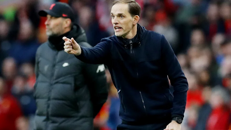 Fotografija: Obračun za prvi pokal aktualne sezone med Jürgnom Kloppom (v ozadju) in Thomasom Tuchlom se je februarja v finalu ligaškega pokala razpletel z zmago Liverpoola po izvajanju enajstmetrovk. FOTO: David Klein/Reuters
