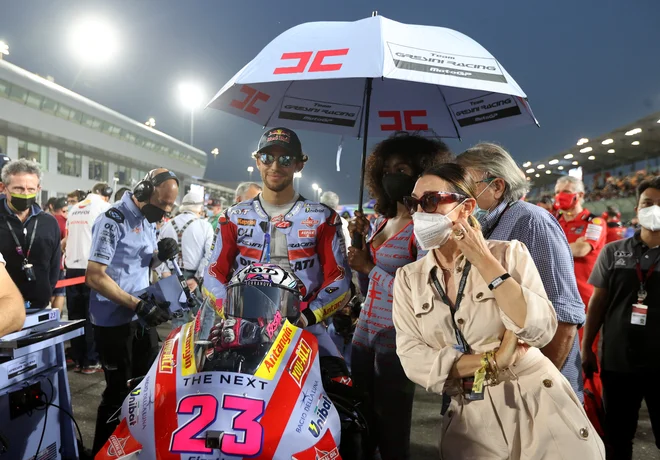 Enea Bastianini pred štartom letošnje dirke za VN Katarja, ki je bila na sporedu 6. marca.&nbsp;FOTO: Ibrahim Al Omari/Reuters
