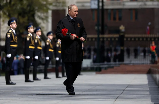 Ruski predsednik Vladimir Putin med letošnjo proslavo ob dnevu zmage. FOTO: Sputnik via Reuters
