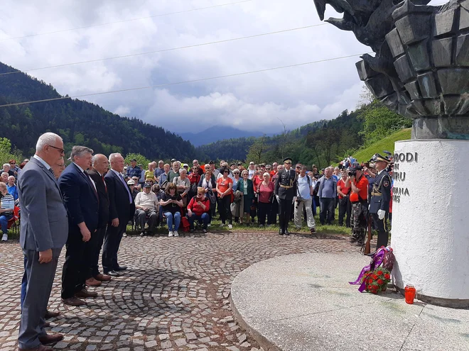 Predsednik ZZB NOB Slovenije(na fotografiji v sredini) je zbranim pred spomenikom Svobodi in miru dejal, da se je slovenski narod v kratkem obdobju rešil kar dveh virusov.  FOTO: Mateja Kotnik/Delo
