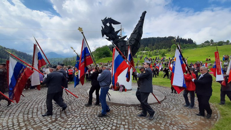 Fotografija: »No, mi nismo umrli od strahu, smo pa šli na volitve in obrnili stran zgodovine slovenskega naroda. Dobili bomo novo vlado, ki bo demokratična in s človeškim obrazom, ki bo spoštovala človekove pravice, civilno družbo, dopustila proteste in javna izražanja mnenj državljanov,« je na Koroškem izjavil Marijan Križman in požel bučen aplavz zbranih na prireditvi. FOTO: Mateja Kotnik/Delo
