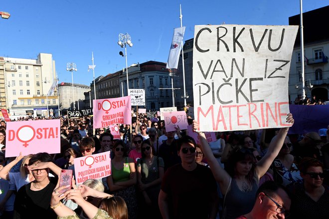 Hrvaški sabor je v petek po večurni razpravi zavrnil predlog zakona o umetni prekinitvi nosečnosti, ki so ga vložili opozicijski socialdemokrati. FOTO: Denis Lovrovic/Afp

