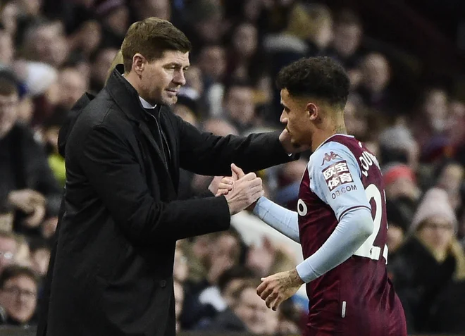 Steven Gerrard in Philippe Coutinho bosta pri Aston Villi nadaljevala uspešno sodelovanja še štiri leta. FOTO: Rebecca Naden/Reuters

