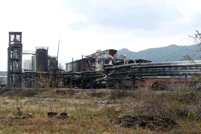 Katastrofa se je zgodila v četrtek dopoldne in do sedaj terjala pet žrtev. Dva človeka pa sta težko poškodovana in v smrtni nevarnosti. FOTO: Dejan Javornik/Delo
