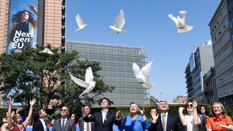 Fotografija: Evropska komisiarka Ylva Johansson je ob dnevu Evrope v Bruslju spustila bele golobe, simbol miru. FOTO: Kenzo Tribouillard/AFP
