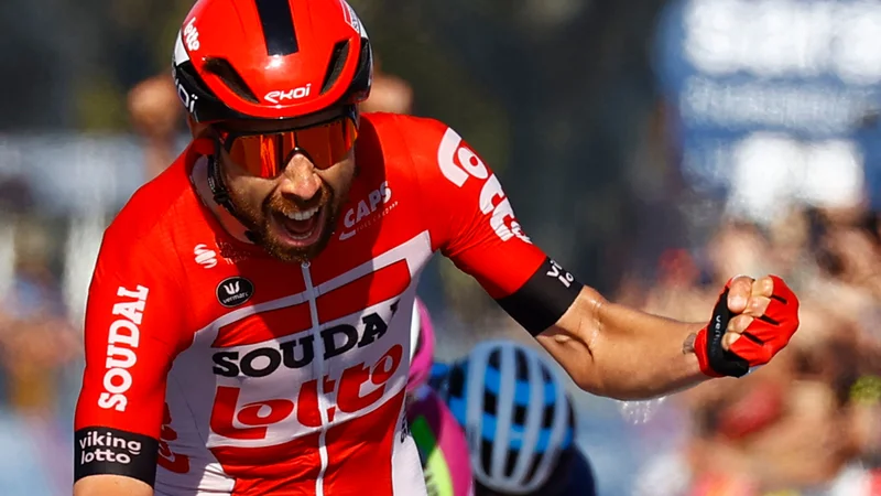 Fotografija: Thomas De Gendt se je veselil zmage v Neaplju. FOTO: Luca Bettini/AFP