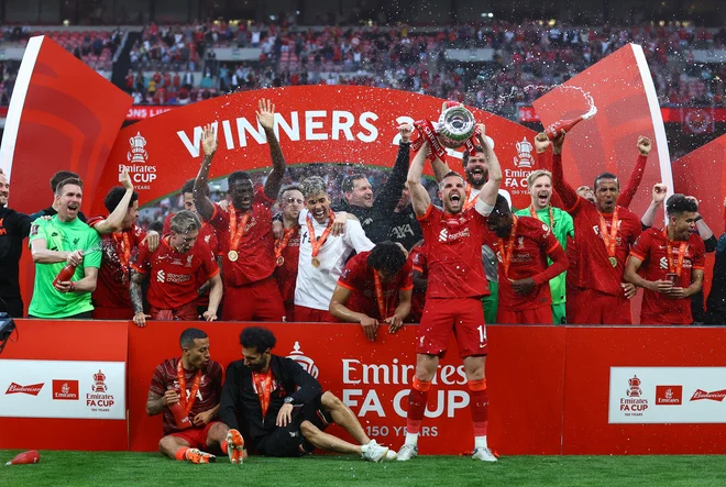 Kapetan Jordan Henderson je dvignil pokal. FOTO: Hannah Mckay/Reuters
