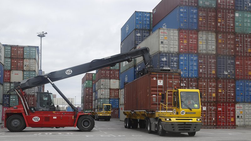 Fotografija: Logistične težave v pristaniščih vplivajo na delovanje dobavnih verig, v katere so vpeti izvozniki. FOTO: Leon Vidic/Delo
