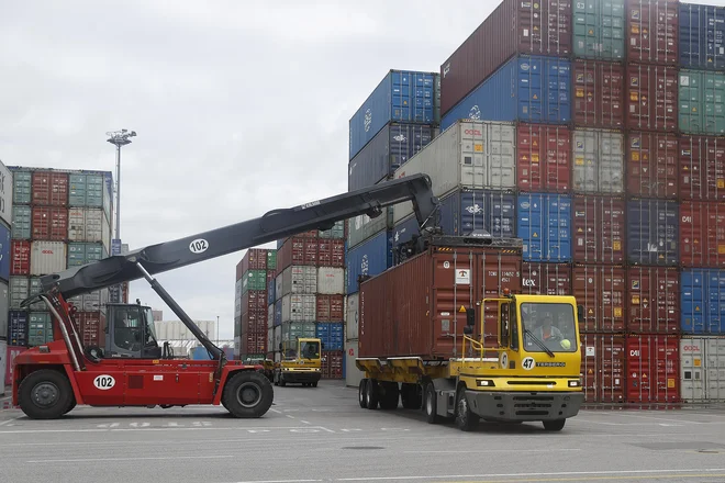 Logistične težave v pristaniščih vplivajo na delovanje dobavnih verig, v katere so vpeti izvozniki. FOTO: Leon Vidic/Delo
