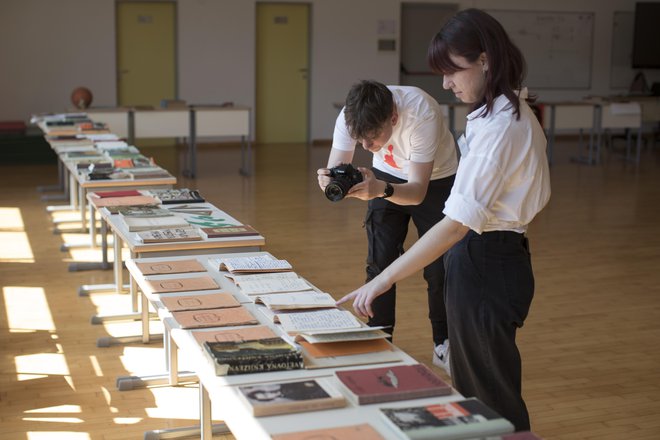 V prostorih športne dvorane Gimnazije Šentvid so pripravili razstavo učbenikov, zvezkov in dokumentov iz obdobja od 1966 do 1970. FOTO: Jure Eržen/Delo
