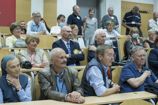 Ob koncu srečanja so dejali, da jim bo ostal prijeten spomin na podoživljanje mladosti, morda tudi obnovljeno in osveženo prijateljstvo. FOTO: Jure Eržen/Delo
