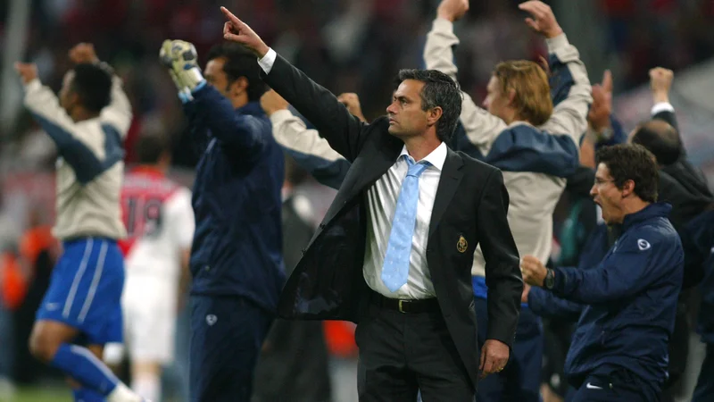 Fotografija: Jose Mourinho je danes trenerska lisica, ob zmagi s Portom v ligi prvakov (na fotografiji) je bil nadobudni povzpetnež. FOTO: Jose Manuel Ribeiro/Reuters