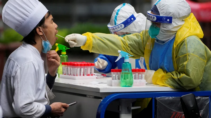Kitajski zdravniki za ljudi, starejše od 60 let, niso priporočali cepljenja z domačim cepivom, tistim nad 80 let pa so cepljenje celo odsvetovali. FOTO: Aly Song/Reuters
