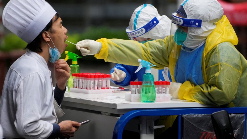 Fotografija: Kitajski zdravniki za ljudi, starejše od 60 let, niso priporočali cepljenja z domačim cepivom, tistim nad 80 let pa so cepljenje celo odsvetovali. FOTO: Aly Song/Reuters
