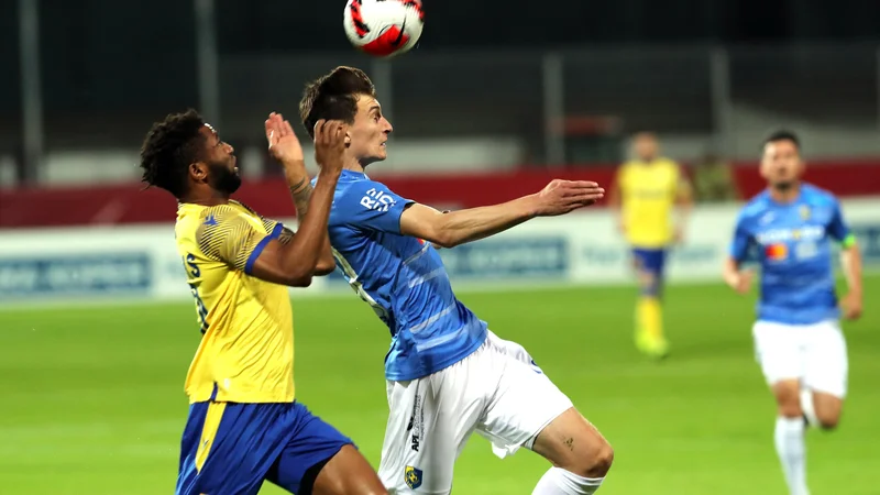 Fotografija: Kaheem Parris (levo) med finalnim obračunom pokala Pivovarna Union z Bravom v Celju. Koprčani so osvojili prvo lovoriko v sezoni z zmago s 3:1, v ponedeljek jih čaka morda že ključen obračun za državni naslov z Radomljami na domači Bonifiki (17.30), ki jo bo moč obiskati brezplačno. FOTO: Blaž Samec/Delo