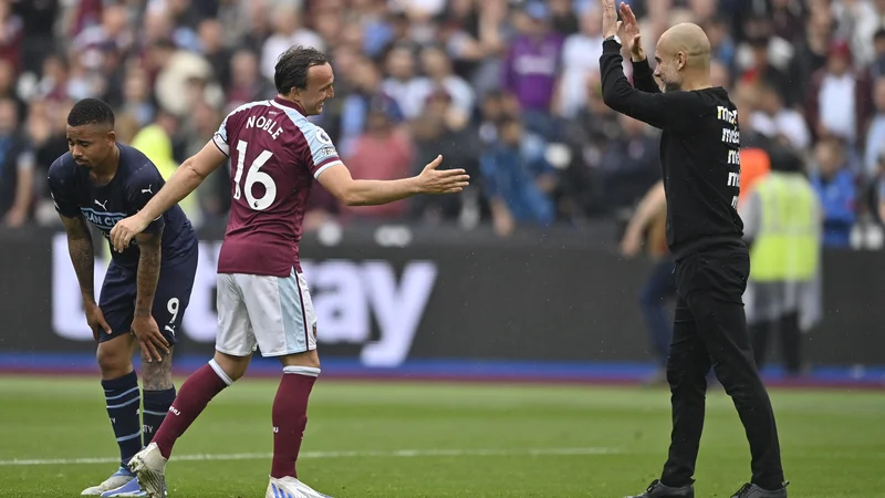 Fotografija: Legendarni vezist West Hama Mark Noble pozdravlja trenerja Cityja Pepa Guardiolo po koncu tekme, ki je bila Noblova zadnja domača v karieri. FOTO: Tony Obrien/Reuters