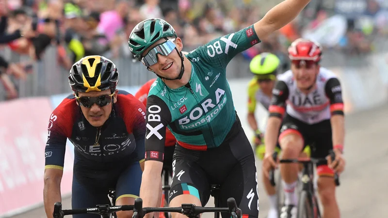 Fotografija: Jai Hindley je kot prvi zapeljal skozi cilj nedeljske kraljevske etape Gira. FOTO: Jennifer Lorenzini/Reuters