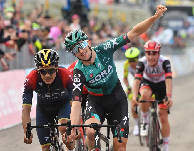 Jai Hindley je kot prvi zapeljal skozi cilj nedeljske kraljevske etape Gira. FOTO: Jennifer Lorenzini/Reuters
