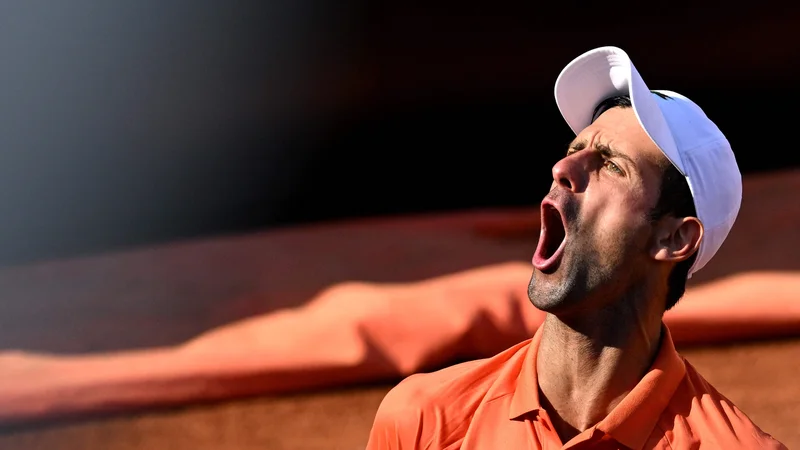 Fotografija: Novak Đoković proslavlja po koncu dvoboja s Stefanosom Tsitsipasom. FOTO: Tiziana Fabi/AFP