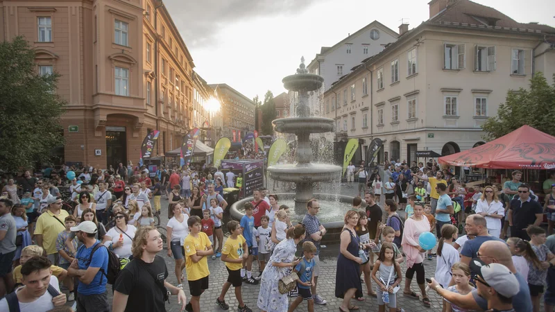 Fotografija: Po ocenah strokovnjakov iz Inštituta za politike prostora se je Ljubljana pametno odločila in umaknila avtomobile iz mestnega središča. Vendarle pa opozarjajo, da je med oživljanjem mesta in turistifikacijo, ki gre lahko hitro predaleč, tanka črta. S tem sicer druga slovenska mesta nimajo težav. Prav nasprotno. FOTO: Jure Eržen/Delo