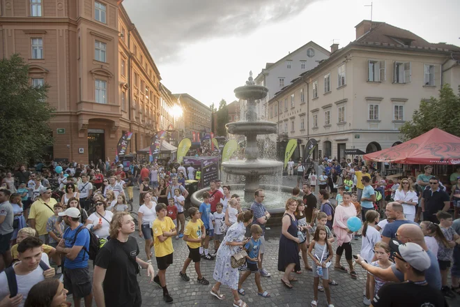 Po ocenah strokovnjakov iz Inštituta za politike prostora se je Ljubljana pametno odločila in umaknila avtomobile iz mestnega središča. Vendarle pa opozarjajo, da je med oživljanjem mesta in turistifikacijo, ki gre lahko hitro predaleč, tanka črta. S tem sicer druga slovenska mesta nimajo težav. Prav nasprotno. FOTO: Jure Eržen/Delo
