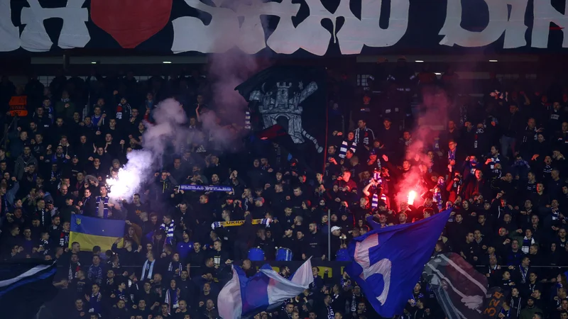Fotografija: Navijači Dinama slavijo nov državni naslov. FOTO: Borut Živulović/Reuters