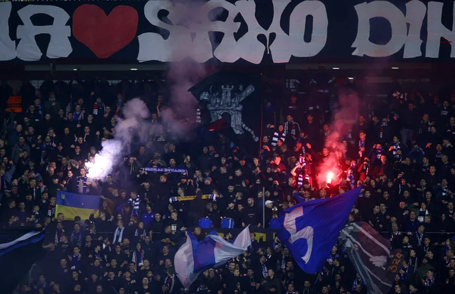 Navijači Dinama slavijo nov državni naslov. FOTO: Borut Živulović/Reuters
