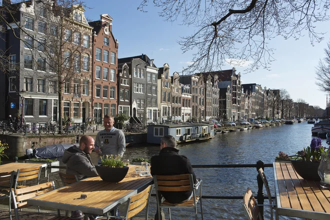 Za Amsterdam se je sogovornica odločila, ker je želela študirati arhitekturo, a jo hkrati raziskovati skozi umetnost in filozofijo. FOTO: Michael Kooren/Reuters
