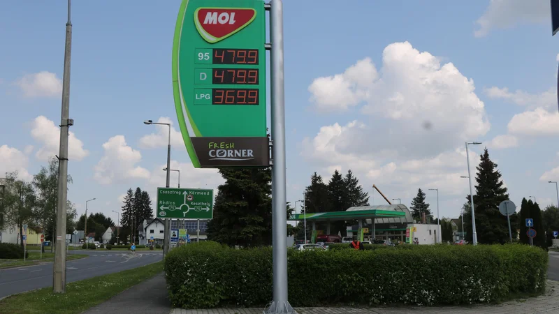 Fotografija: Tako, kot na Molovi črpalki v Lentiju so za 95-oktanski bencin in dizel povsod po Madžarski enake cene: 479,9 forinta za liter. FOTO Jože Pojbič/Delo