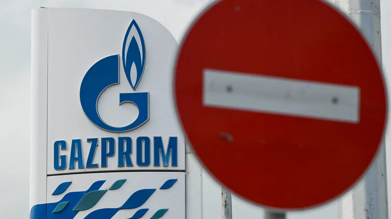 V rusko blagajno se z naftnimi kupčijami z EU vsak dan steče več sto milijonov evrov. FOTO: Nikolay Doychinov/AFP