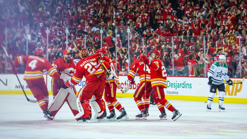 Fotografija: Takole so hokejisti Calgaryja proslavili nov podvig. FOTO: Sergei Belski/Usa Today Sports
