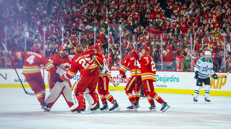 Fotografija: Takole so hokejisti Calgaryja proslavili nov podvig. FOTO: Sergei Belski/Usa Today Sports