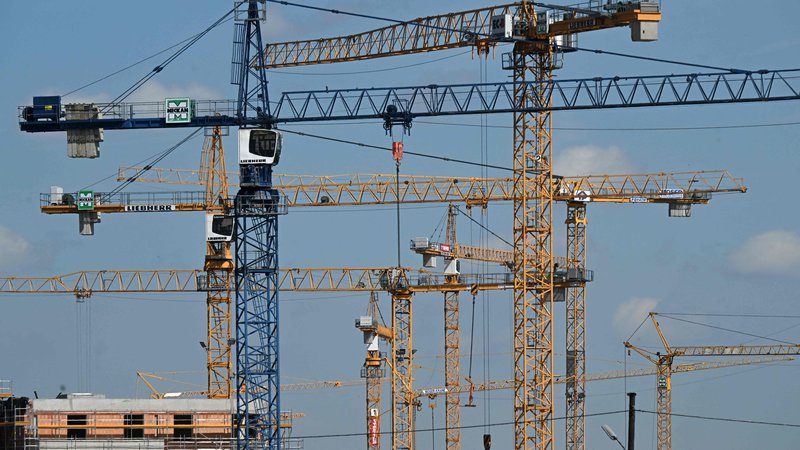 Fotografija: Tudi nemško gospodarstvo bo letos nekoliko zastalo. Na fotografiji gradnja stanovanjskih objektov v Münchnu. FOTO: Christof Stache/AFP

