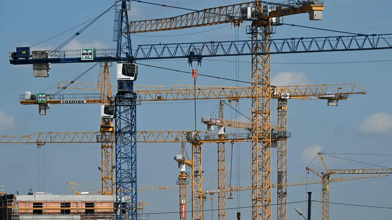 Fotografija: Tudi nemško gospodarstvo bo letos nekoliko zastalo. Na fotografiji gradnja stanovanjskih objektov v Münchnu. FOTO: Christof Stache/AFP