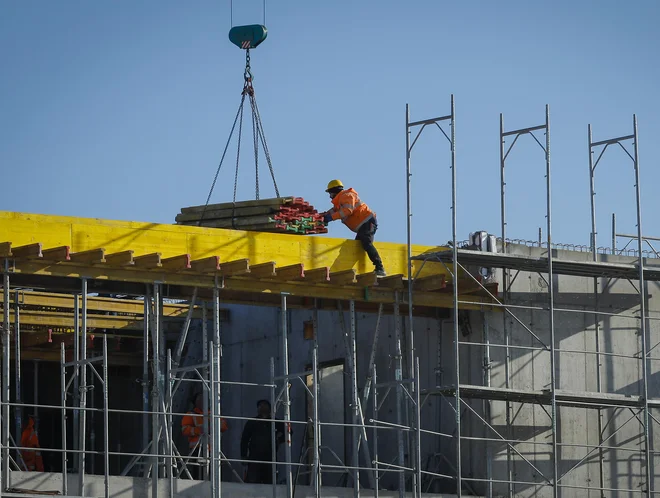 Gradbeništvo ob veliki domači potrošnji&nbsp;in investicijah ostaja eden od glavnih motorjev gospodarskega okrevanja. FOTO: Jože Suhadolnik/Delo
