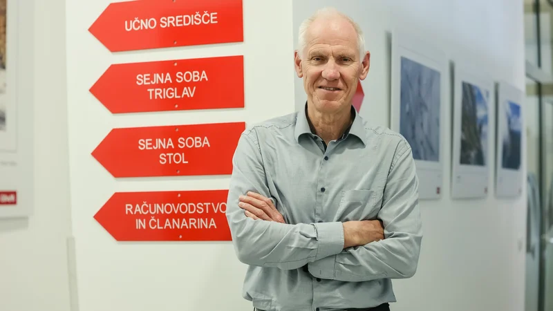 Fotografija: Jože Rovan je pred kratkim začel drugi mandat vodenja Planinske zveze Slovenije, s katero ima scer že dolgo skupno zgodovino. FOTO: Črt Piksi/Delo